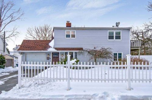 2 Cabot Ln, Westbury, NY 11590-6415
