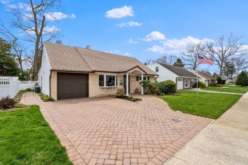 1681 Auburn Rd, North Wantagh, NY 11793-3512
