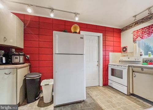 1046 Elmwood Dr, Pottstown PA  19464-3902 exterior