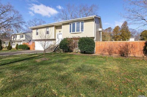 11 Merrick St, Holtsville, NY 11742-1214