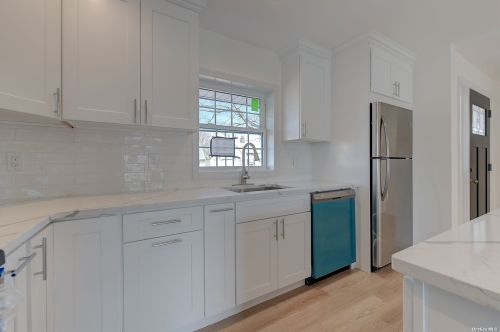 27 Walnut Ln, Hicksville NY  11801-5737 exterior