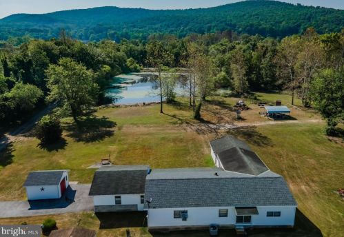 32 East St, Mount Holly Springs, PA 17065-1703