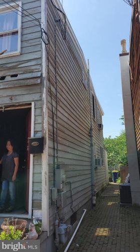 56 3rd St, New Castle, DE 19720-5006