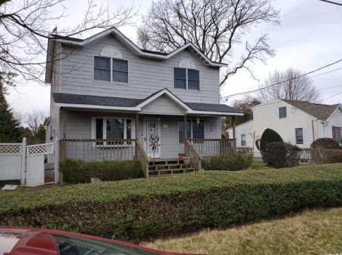 15 Beaver Ln, Babylon, NY 11704-5158