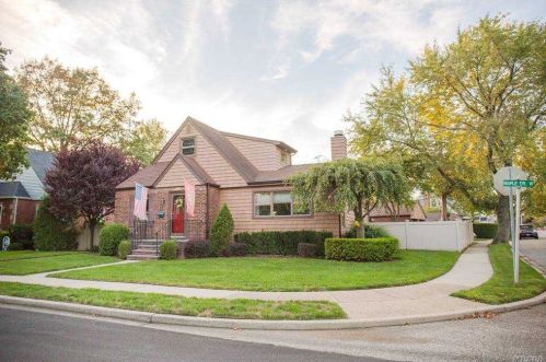 46 Maple Dr, New Hyde Park NY  11040-3152 exterior
