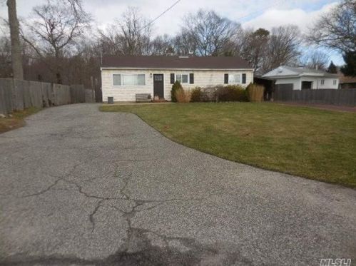 2015 Orinoco Dr, West Islip, NY 11795-2515