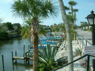 2726 Riverbluff Pkwy, Sarasota, FL 34231-5010