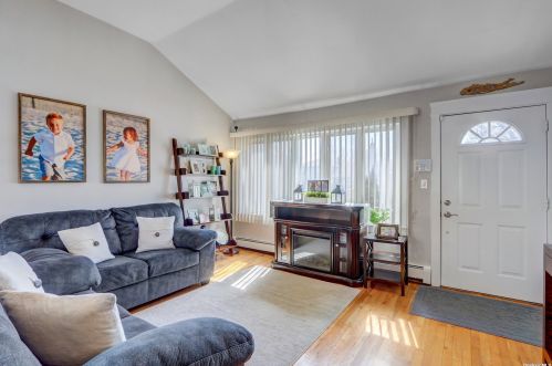 3541 Roanoke St, Seaford, NY 11783-3005