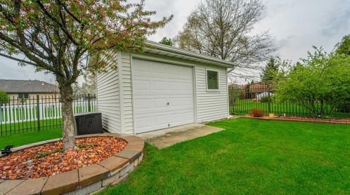 9156 Maple Dr, Dyer IN  46373-9149 exterior
