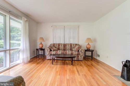 7409 Julian Pl, Springfield, VA 22150-4111