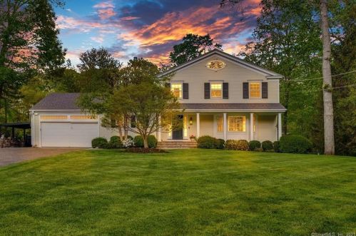 30 Red Barn Rd, Bridgeport, CT 06611-1021