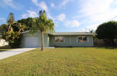 272 Lakehurst Dr, Fort Pierce, FL 34983-2584