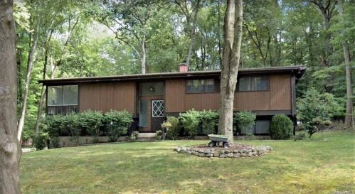 4 Heather Hill Ln, Airmont, NY 10901-3815