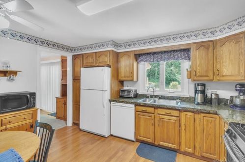 52 Farmstead Ln, Windsor CT 06095-1833 exterior