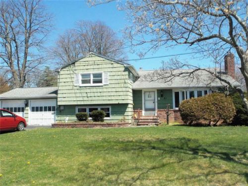 15 Cranberry Dr, Islip Manor, NY 11751-3701