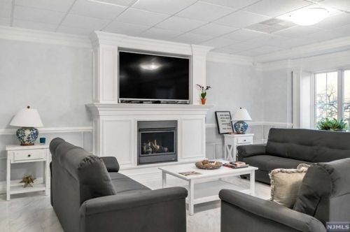 10 Lower Notch Rd, West Paterson, NJ 07424-1832