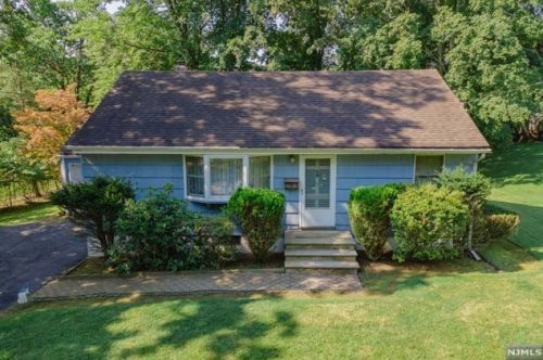 30 Seton Hall Dr, Oakland, NJ 07436-3641