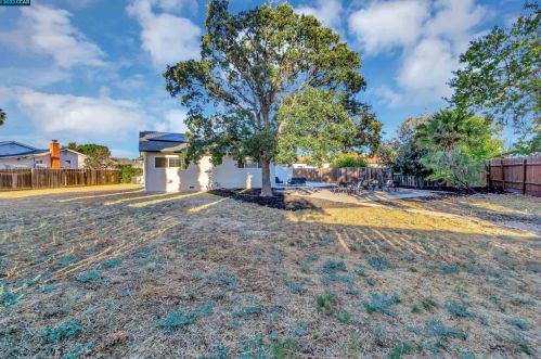 1177 Coad Ct, West Pittsburg CA  94565-6204 exterior