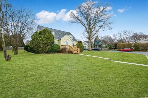 52 Bennett St, San Remo, NY 11754-2525