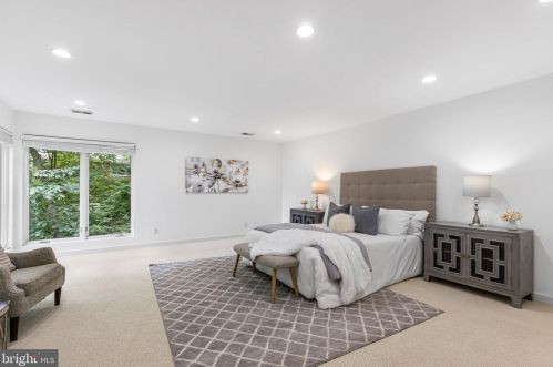 3709 Whispering Ln, Falls Church VA  22041-1121 exterior