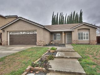 7037 Dunbar Ln, Riverbank, CA 95367-3305
