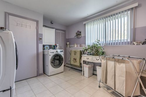 114 Granada Pkwy, North Lindenhurst NY  11757-6013 exterior