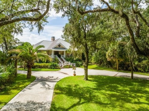 130 Dolphin Point Dr, Beaufort, SC 29907-1718