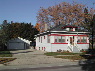 624 Wisconsin St, Elkhorn WI  53121-1121 exterior