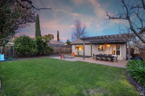 1056 Esparto Ct, Windsor CA  95492-7807 exterior