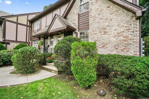 241 Parkside Dr, Airmont, NY 10901-7801