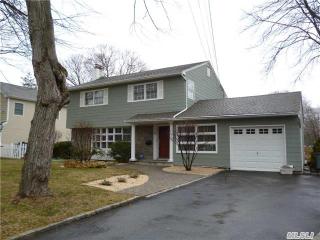 4 Gaines Ave, Greenlawn, NY 11740-1213