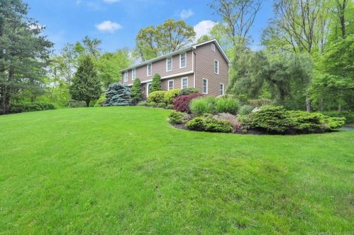 9 Mayfair Pl, Bridgeport, CT 06611-1249
