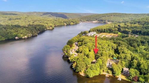 27 Bridge Rd, Upper Stepney CT  06468-2928 exterior