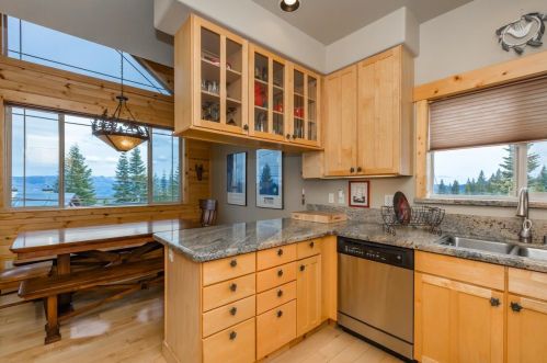 14290 Ski Slope Way, Truckee CA  96161-7009 exterior