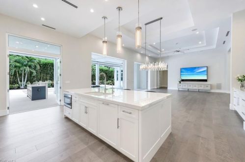 569 Neapolitan Way, Naples FL 34103-8568 exterior