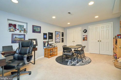 6740 Sunset Woods Ct, Springfield VA  22015-4241 exterior