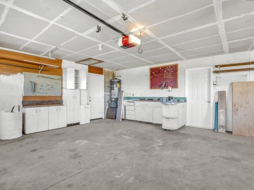 855 Mount Whitney Ave, Laton CA  93242-9724 exterior