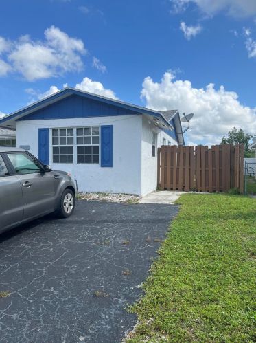 5075 Grant Ln, West Palm Beach, FL 33415-3707