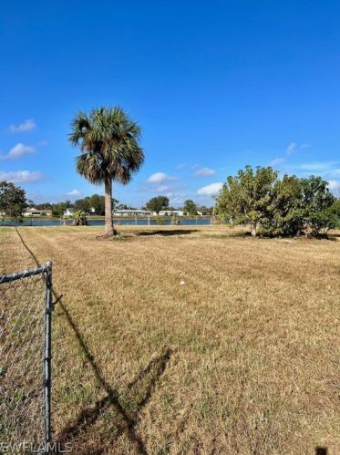 21 Lincoln Ave, Lehigh Acres FL 33936-1454 exterior