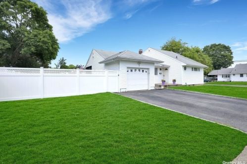 3 Cheryl Ln, Babylon, NY 11703-2301