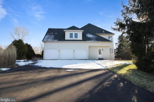 42 Bruce Dr, Southampton PA  18966-2125 exterior