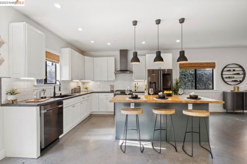 1077 57th St, Oakland CA  94608-2744 exterior