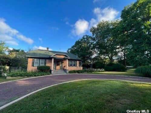 27 Hiawatha Dr, Brightwaters, NY 11718-1129
