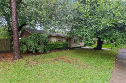 2602 Foxcroft Cir, Denton TX  76209-1502 exterior