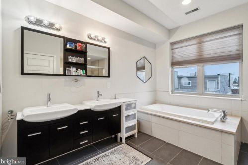 1722 Manton St, Philadelphia PA 19146-3018 exterior