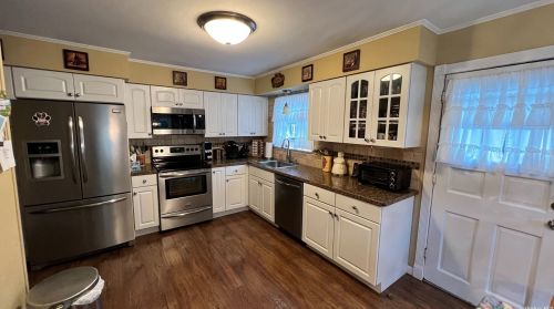 1253 Saxon Ave, Bayshore, NY 11706-4742