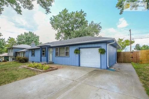 9102 69th St, Shawnee Mission, KS 66204