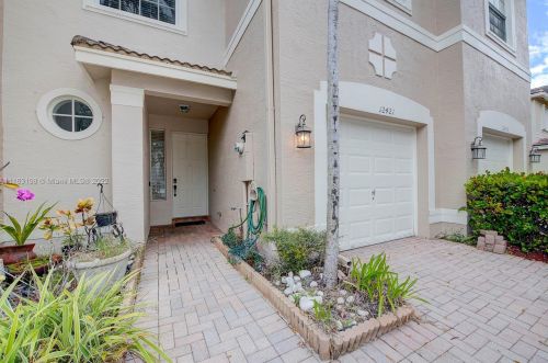 12421 42nd St, Hollywood, FL 33027-6001