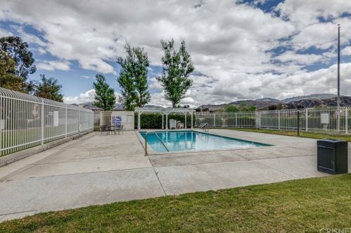 17929 River Cir, Santa Clarita CA  91387-5861 exterior