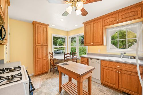 4975 Berkeley Blvd, Milwaukee WI  53217-5904 exterior